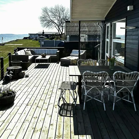 Vakantiehuis Fjord-side In By The Water